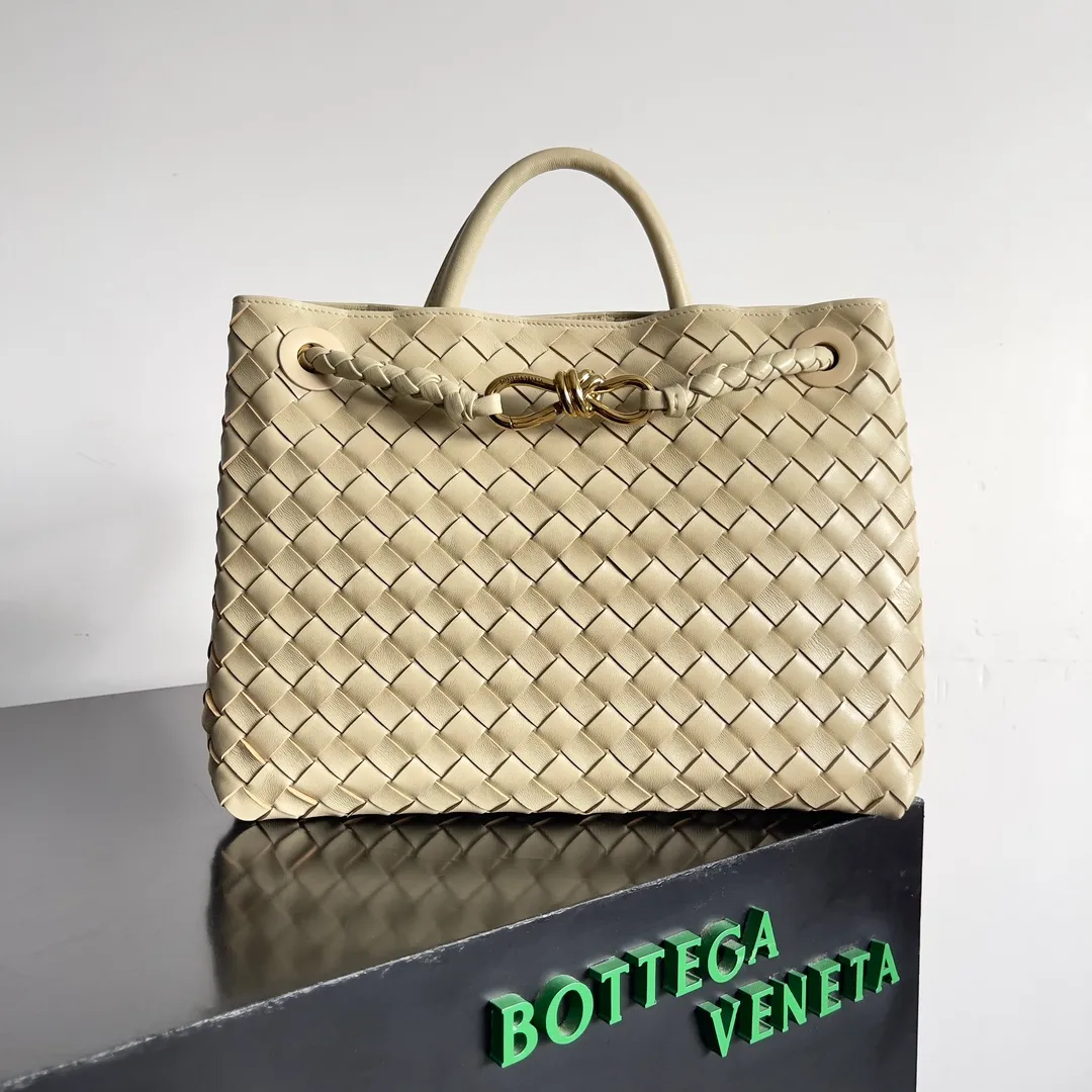 The 2023 new Andiamo batch of 2260 BV has been shipped‼ ️Really popular🔥The new Andiamo woven handbag launched by Bottega Veneta this season is really popular all over the world! ! Celebrities at home and abroad have worn it, and Oscar-winning actress Michelle Yeoh has taken it out on the street. Song Jia, Trai Yara, Yu Feihong, Sanji Ayaka, Rosie Hunting-Whiteley, Yoshioka Riho, etc. have all picked up this bag. It is classic and versatile, showing off its temperament, and the bag capacity is also large, which is very convenient for daily commuting! ! A variety of carrying methods, the shoulder straps can be adjusted by yourself, the original lambskin feels soft and delicate, and the unisex style breaks the gender boundaries and brings a more practical and long-lasting use experience. Andiamo, which has both elegant and casual styles, perfectly interprets the true appearance of "fashionable old money style". Style number: 743572 Size: 32*24*12